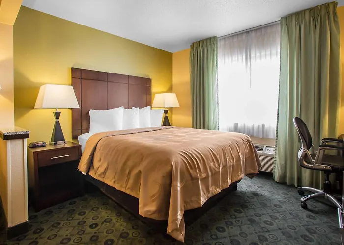 Hotel Quality & I-55 And I-74 4*