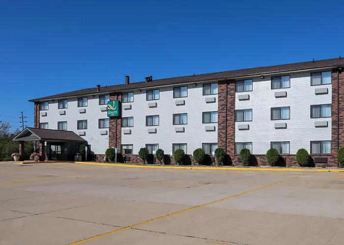 Hotel Quality & I-55 And I-74 4*